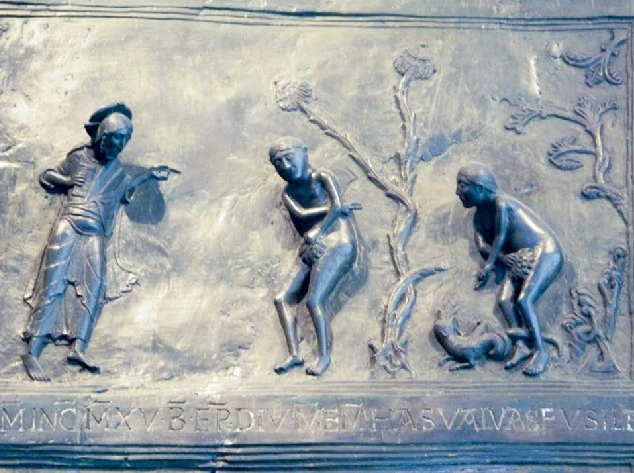 Adam et Eve, panneau de la Porte du Salut de Bernward, Hildesheim